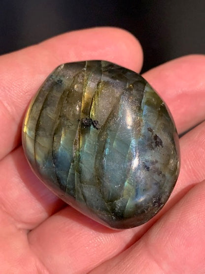 Labradorite, galet/ pierre plate - 44 x 36 x 20 mm - 44,6 gr. - parfait pour une pierre de poche !