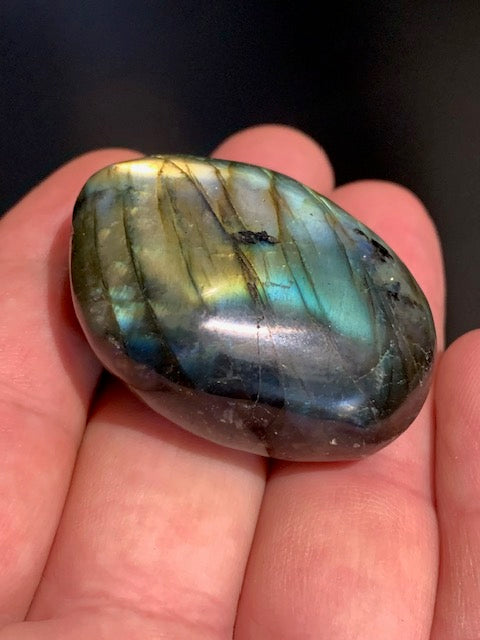 Labradorite, galet/ pierre plate - 44 x 36 x 20 mm - 44,6 gr. - parfait pour une pierre de poche !