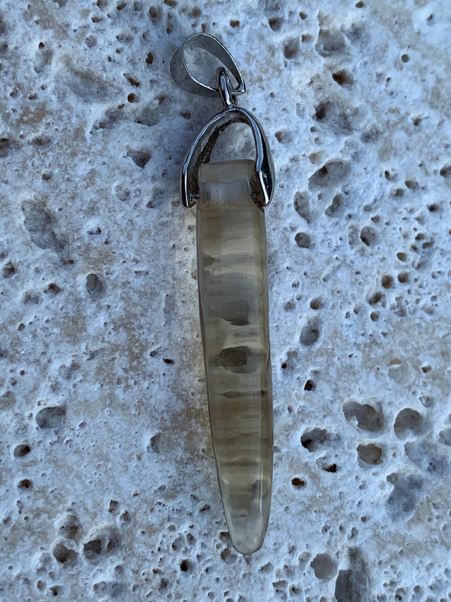 Citrine, pendentif en Argent de 50mm de hauteur x 7 de diamètre. Vendu avec cordon réglable !