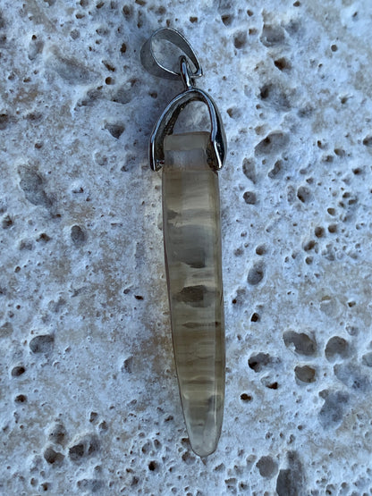 Citrine, pendentif en Argent de 50mm de hauteur x 7 de diamètre. Vendu avec cordon réglable !