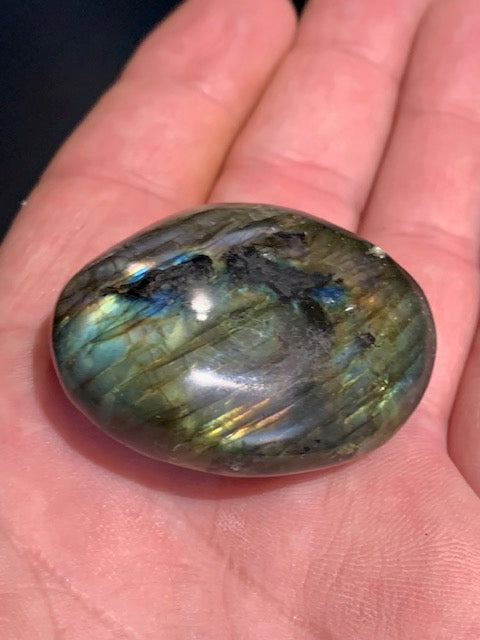 Labradorite, galet/ pierre plate - 44 x 36 x 20 mm - 44,6 gr. - parfait pour une pierre de poche !