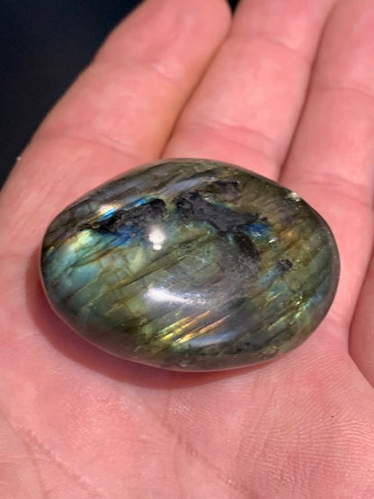 Labradorite, galet/ pierre plate - 44 x 36 x 20 mm - 44,6 gr. - parfait pour une pierre de poche !