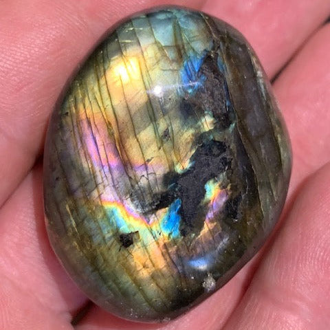 Labradorite, galet/ pierre plate - 44 x 36 x 20 mm - 44,6 gr. - parfait pour une pierre de poche !