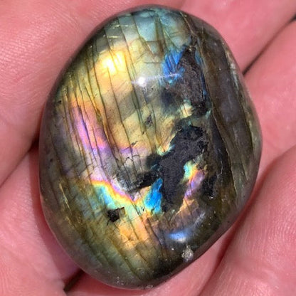 Labradorite, galet/ pierre plate - 44 x 36 x 20 mm - 44,6 gr. - parfait pour une pierre de poche !