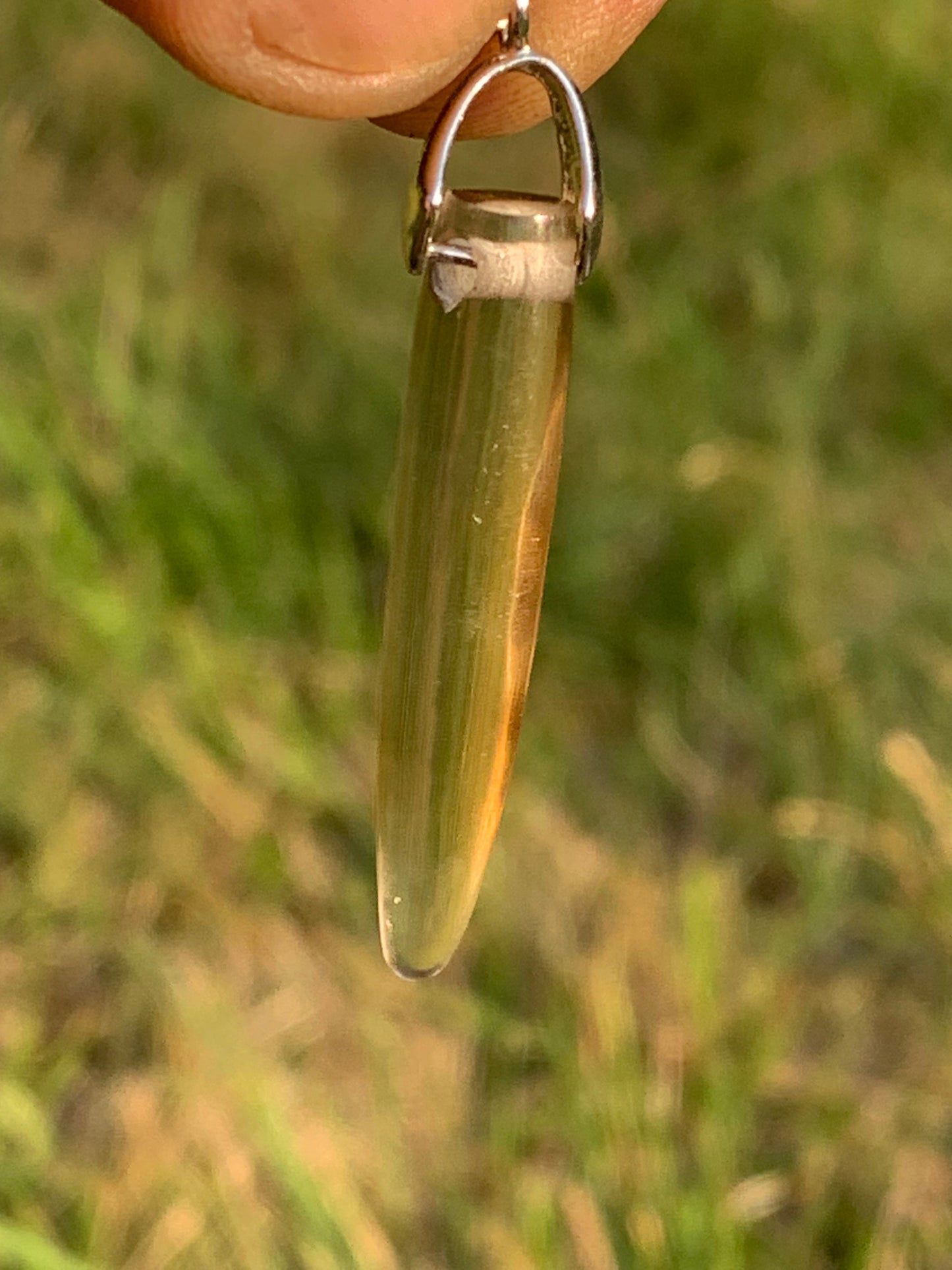 Citrine, pendentif en Argent de 50mm de hauteur x 7 de diamètre. Vendu avec cordon réglable !