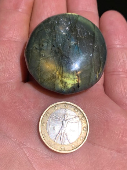Labradorite, galet/ pierre plate - 44 x 40 x 19 mm - 49,7 gr. - parfait pour une pierre de poche !