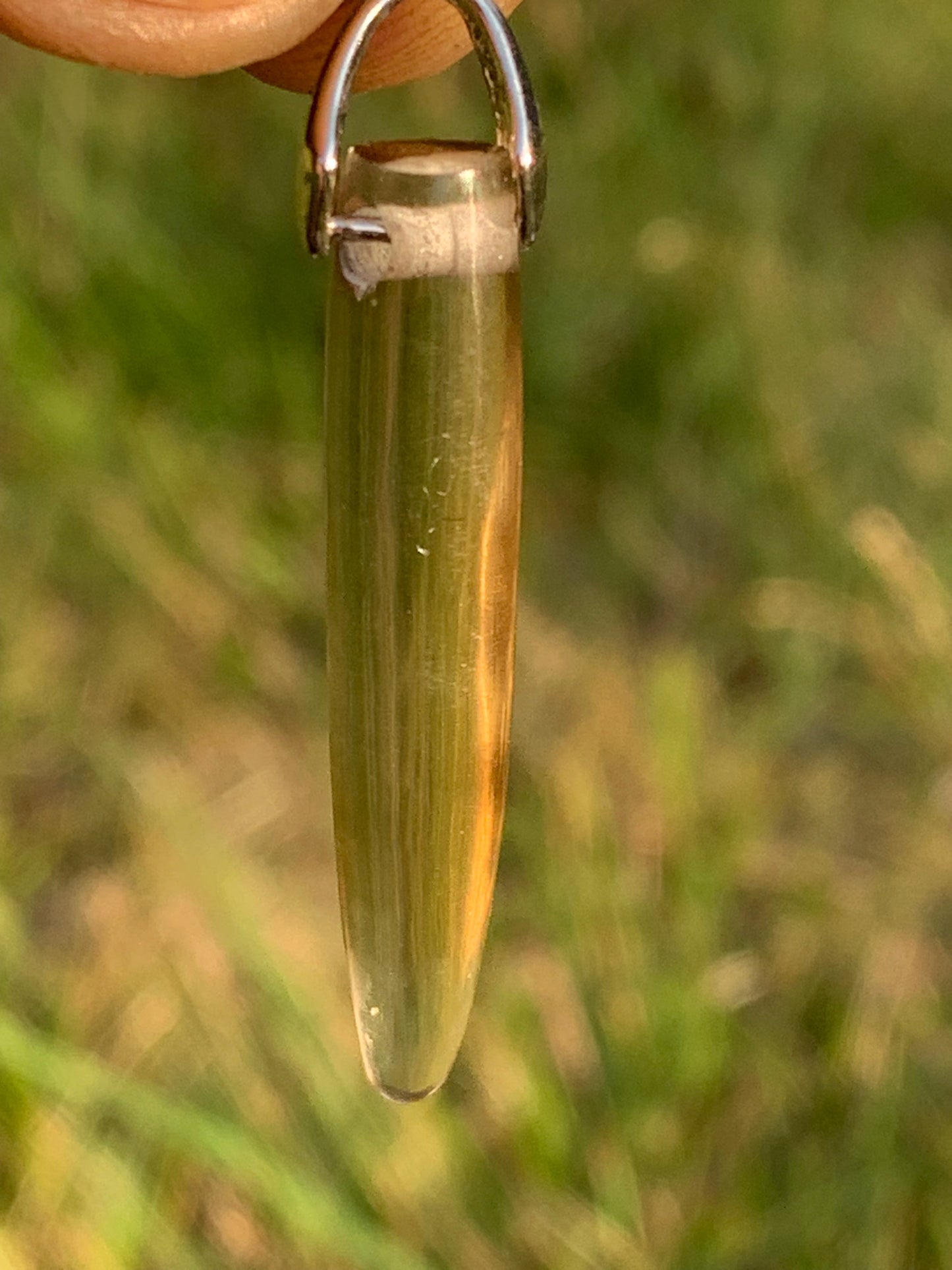 Citrine, pendentif en Argent de 50mm de hauteur x 7 de diamètre. Vendu avec cordon réglable !
