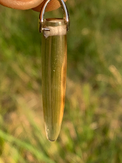 Citrine, pendentif en Argent de 50mm de hauteur x 7 de diamètre. Vendu avec cordon réglable !