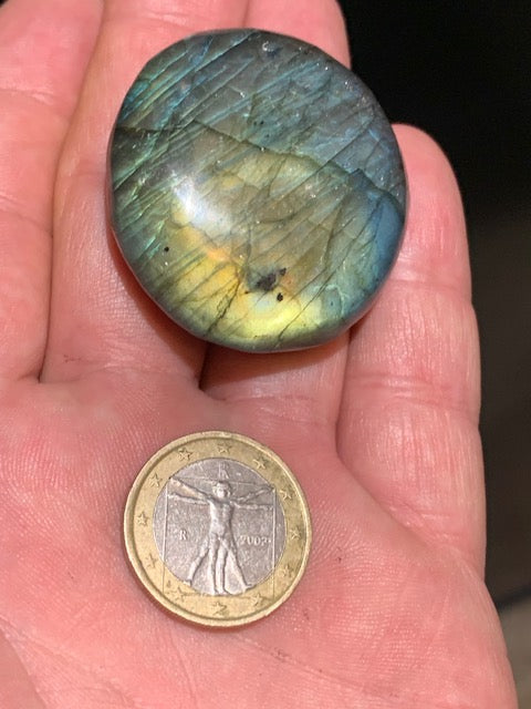 Labradorite, galet/ pierre plate - 44 x 40 x 19 mm - 49,7 gr. - parfait pour une pierre de poche !