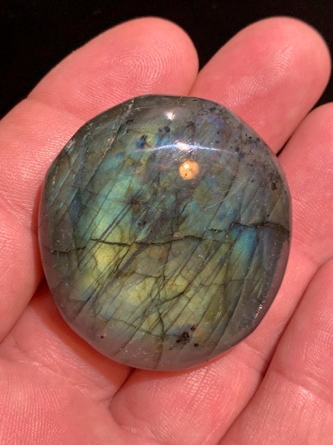 Labradorite, galet/ pierre plate - 44 x 40 x 19 mm - 49,7 gr. - parfait pour une pierre de poche !