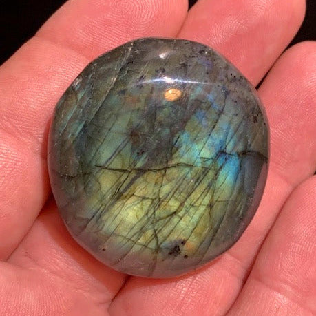 Labradorite, galet/ pierre plate - 44 x 40 x 19 mm - 49,7 gr. - parfait pour une pierre de poche !