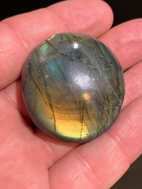 Labradorite, galet/ pierre plate - 44 x 40 x 19 mm - 49,7 gr. - parfait pour une pierre de poche !
