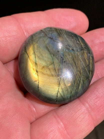 Labradorite, galet/ pierre plate - 44 x 40 x 19 mm - 49,7 gr. - parfait pour une pierre de poche !