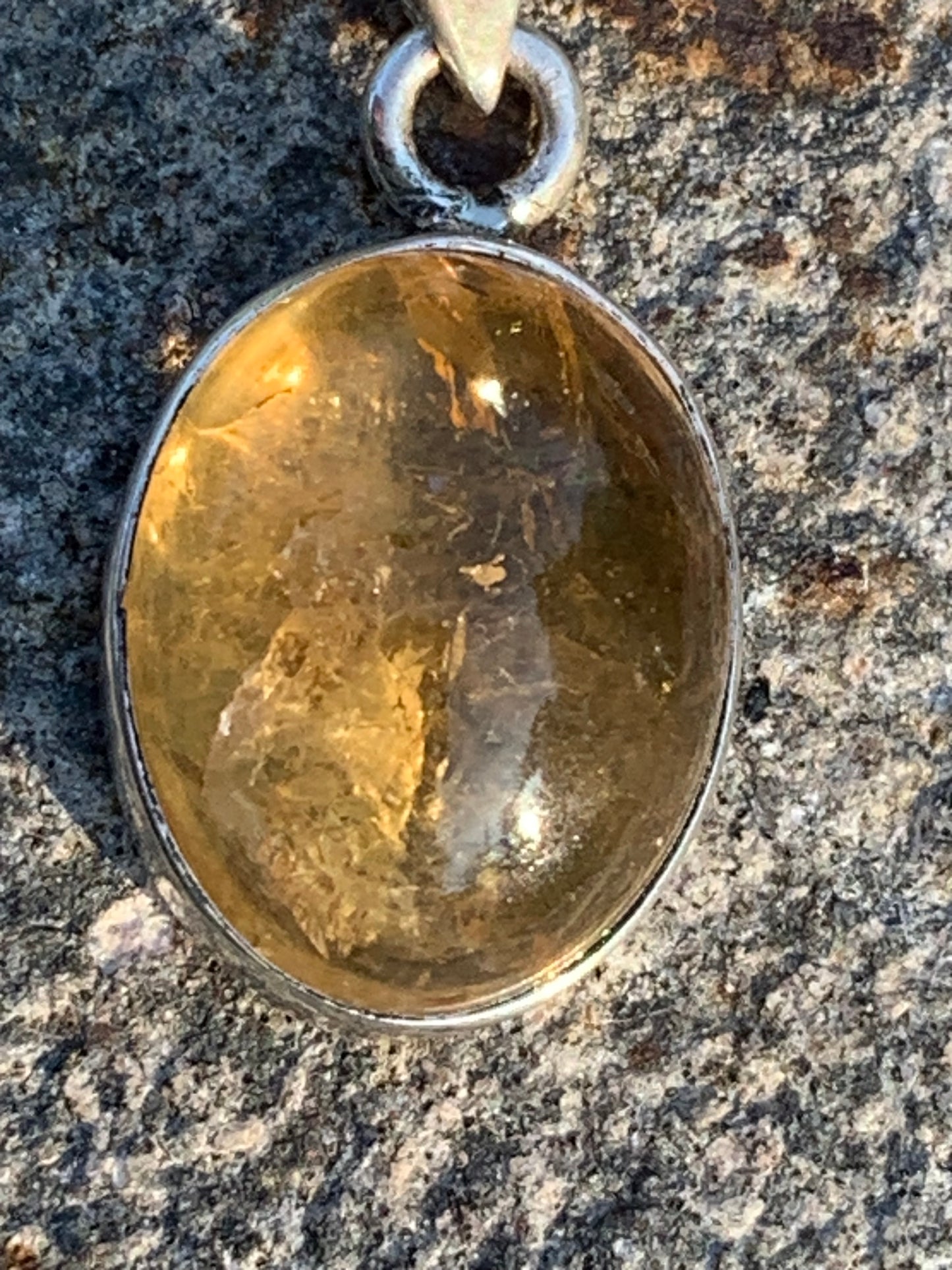 Citrine, médaillon en Argent de 30mm de hauteur x 14 x 8. Vendu avec cordon réglable, prêt à porter !