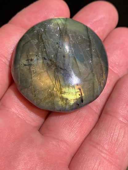 Labradorite, galet/ pierre plate - 44 x 40 x 19 mm - 49,7 gr. - parfait pour une pierre de poche !