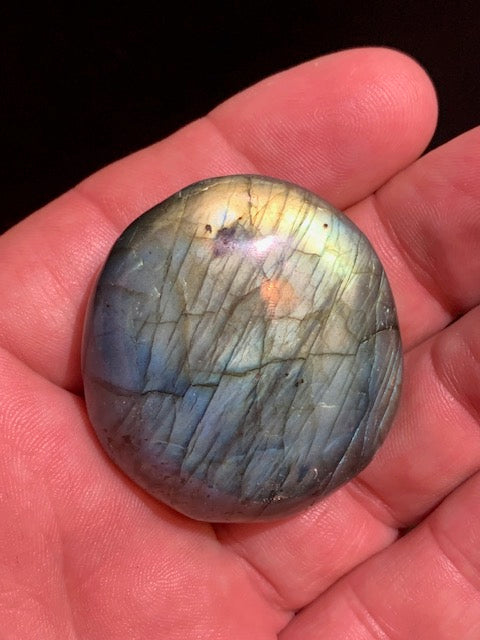 Labradorite, galet/ pierre plate - 44 x 40 x 19 mm - 49,7 gr. - parfait pour une pierre de poche !