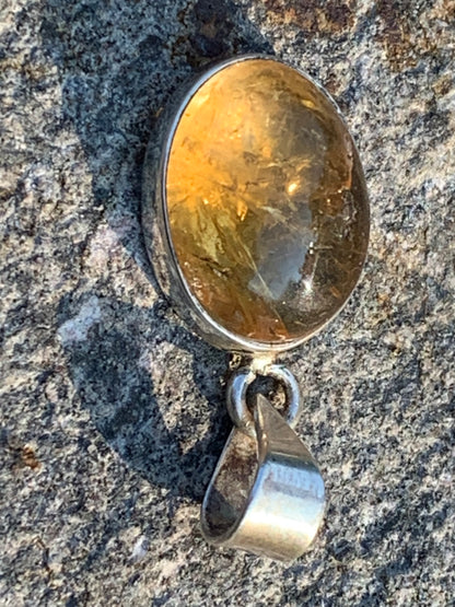 Citrine, médaillon en Argent de 30mm de hauteur x 14 x 8. Vendu avec cordon réglable, prêt à porter !