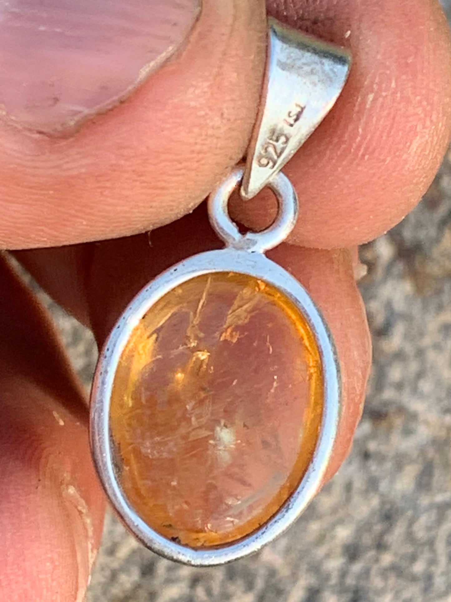 Citrine, médaillon en Argent de 30mm de hauteur x 14 x 8. Vendu avec cordon réglable, prêt à porter !
