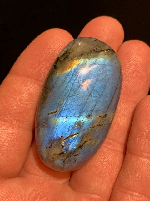 Labradorite, galet/ pierre plate - 54 x 31 x 19 mm - 48,1 gr. - parfait pour une pierre de massage !