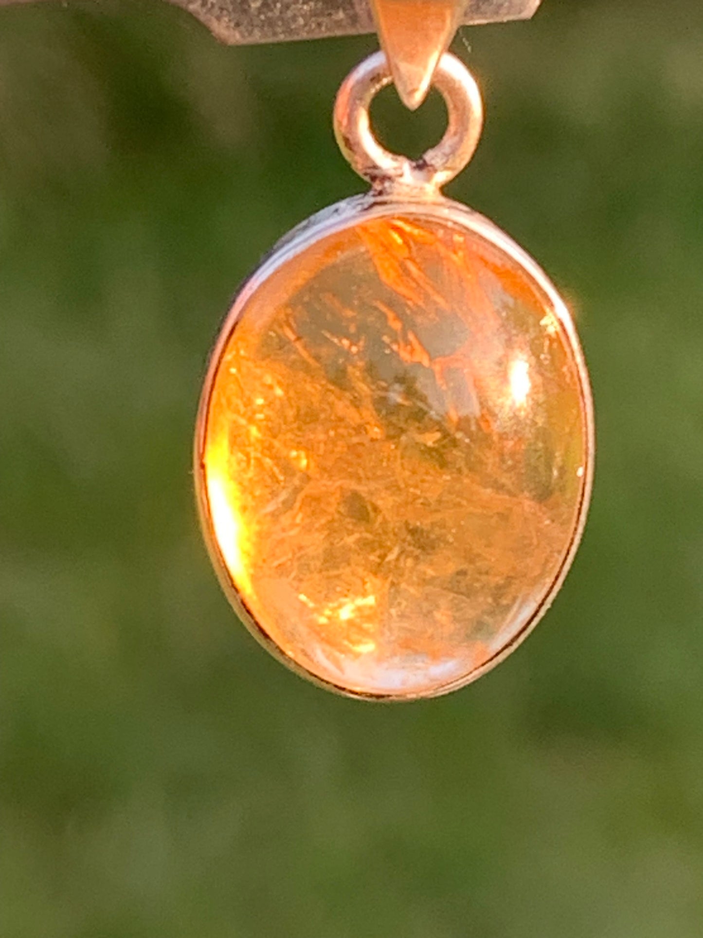 Citrine, médaillon en Argent de 30mm de hauteur x 14 x 8. Vendu avec cordon réglable, prêt à porter !