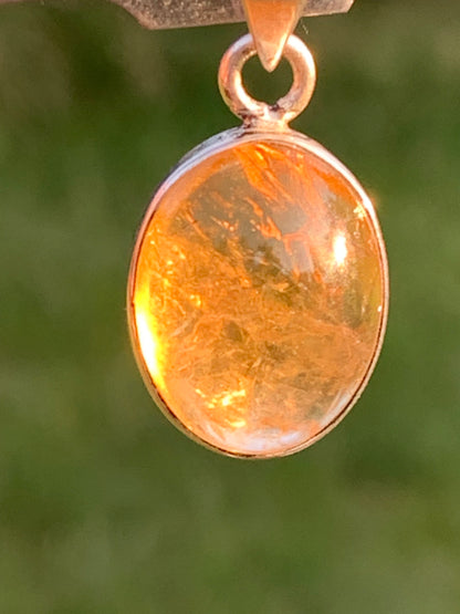 Citrine, médaillon en Argent de 30mm de hauteur x 14 x 8. Vendu avec cordon réglable, prêt à porter !