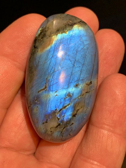 Labradorite, galet/ pierre plate - 54 x 31 x 19 mm - 48,1 gr. - parfait pour une pierre de massage !