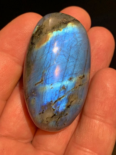 Labradorite, galet/ pierre plate - 54 x 31 x 19 mm - 48,1 gr. - parfait pour une pierre de massage !