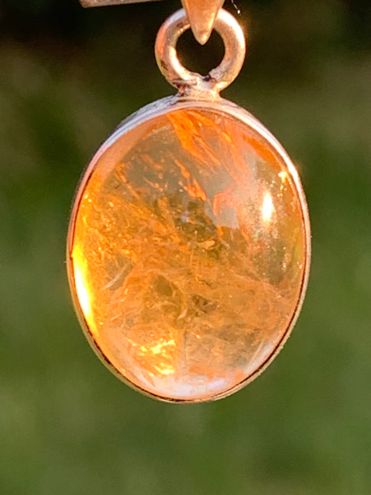 Citrine, médaillon en Argent de 30mm de hauteur x 14 x 8. Vendu avec cordon réglable, prêt à porter !