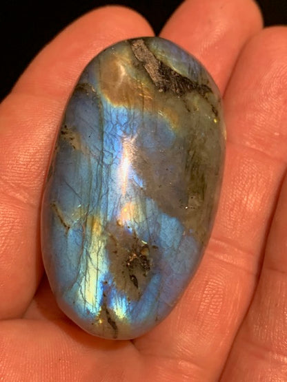 Labradorite, galet/ pierre plate - 54 x 31 x 19 mm - 48,1 gr. - parfait pour une pierre de massage !