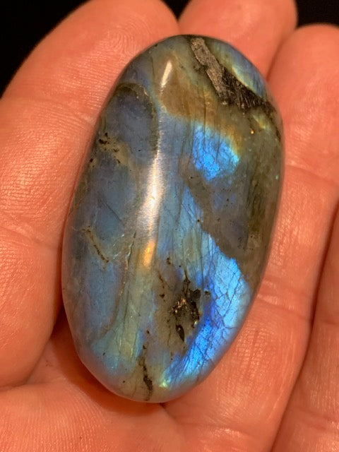 Labradorite, galet/ pierre plate - 54 x 31 x 19 mm - 48,1 gr. - parfait pour une pierre de massage !