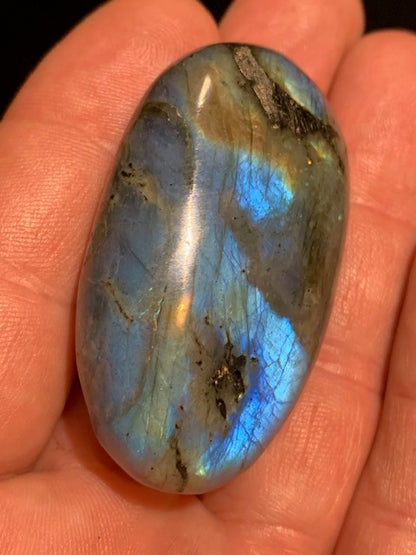 Labradorite, galet/ pierre plate - 54 x 31 x 19 mm - 48,1 gr. - parfait pour une pierre de massage !