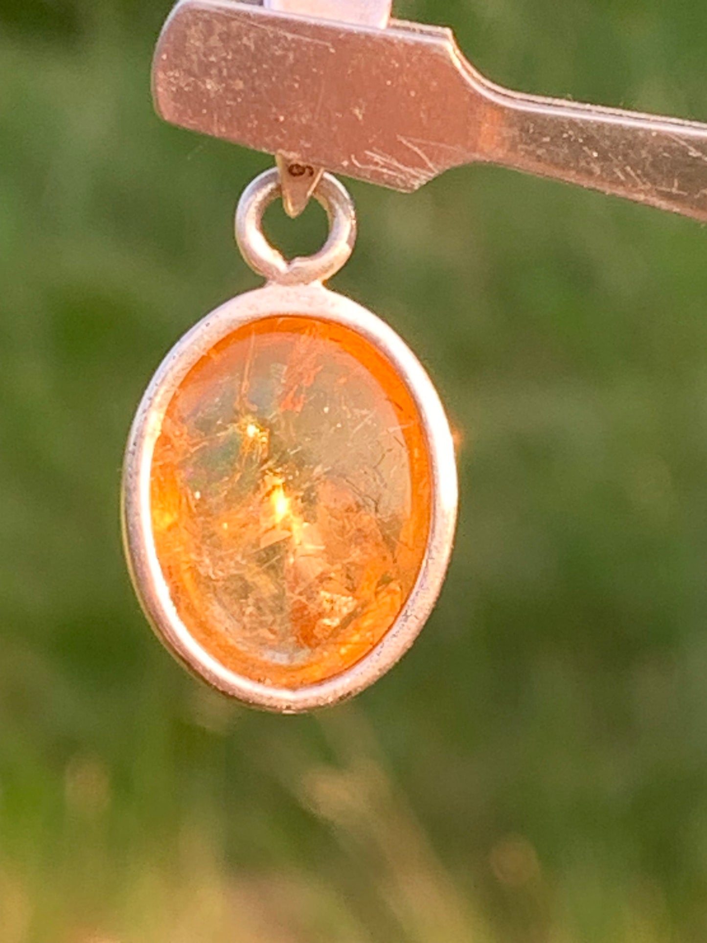Citrine, médaillon en Argent de 30mm de hauteur x 14 x 8. Vendu avec cordon réglable, prêt à porter !