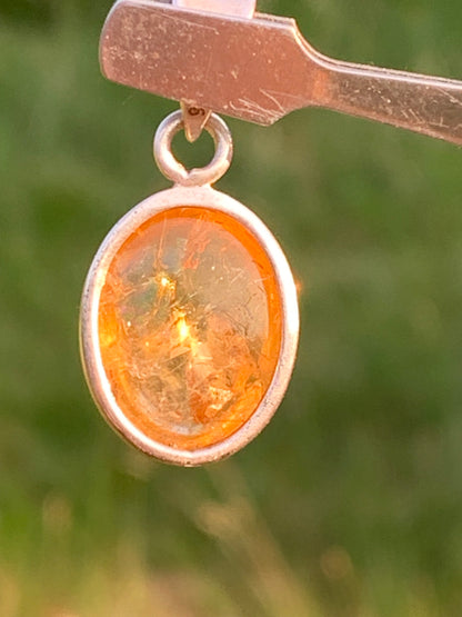 Citrine, médaillon en Argent de 30mm de hauteur x 14 x 8. Vendu avec cordon réglable, prêt à porter !
