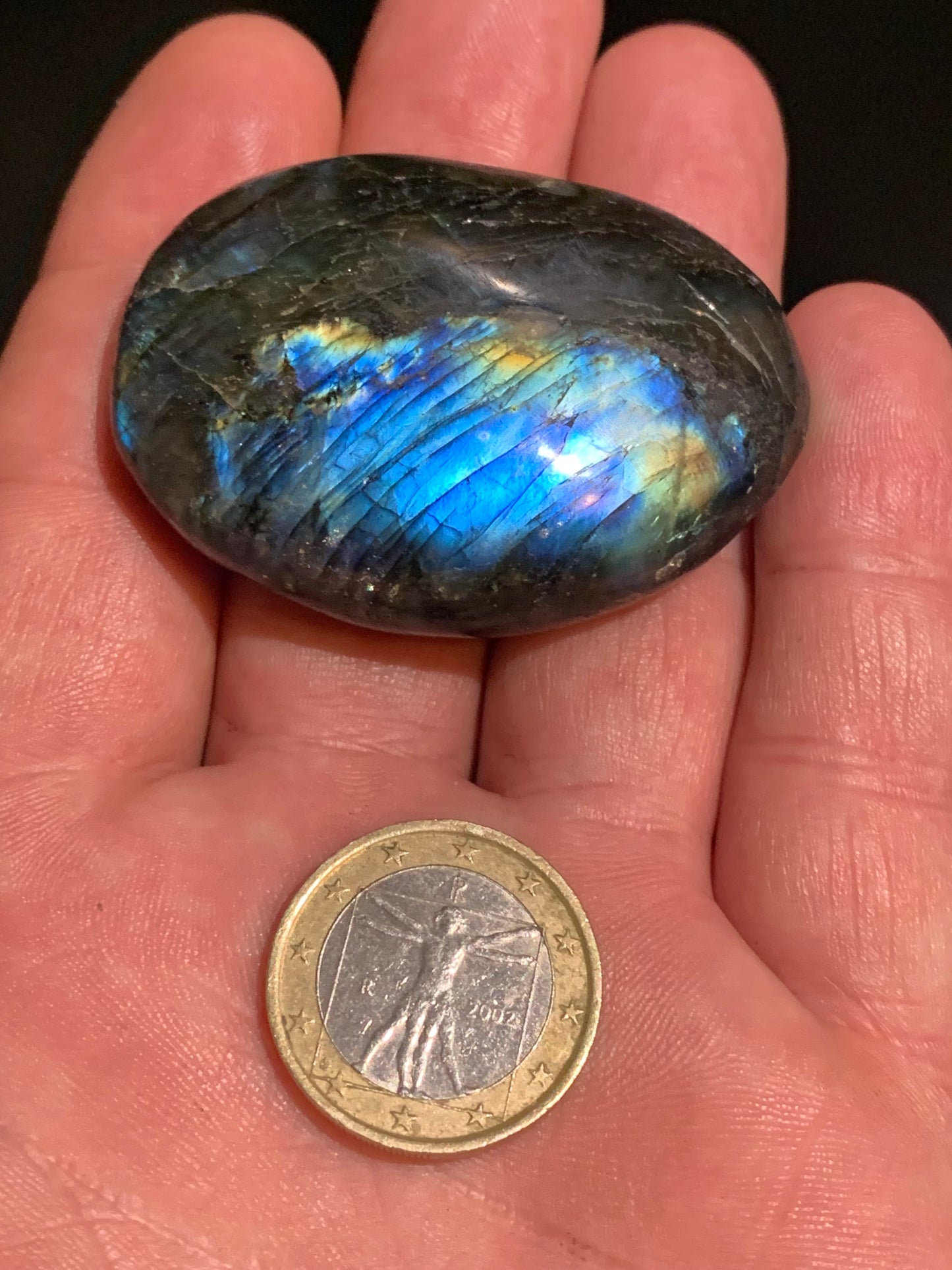 Labradorite, galet/ pierre plate - 53 x 39 x 17 mm - 52,2 gr. - parfait pour une pierre de massage !