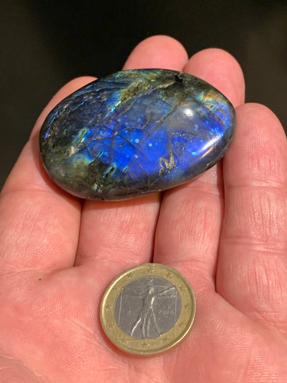 Labradorite, galet/ pierre plate - 53 x 39 x 17 mm - 52,2 gr. - parfait pour une pierre de massage !