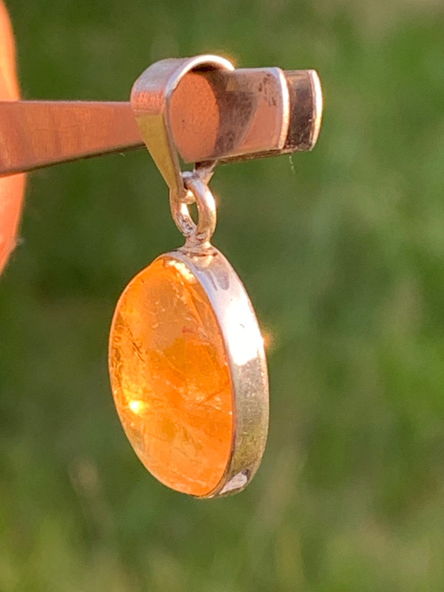 Citrine, médaillon en Argent de 30mm de hauteur x 14 x 8. Vendu avec cordon réglable, prêt à porter !