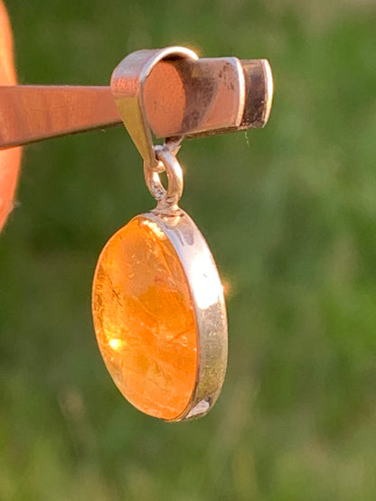 Citrine, médaillon en Argent de 30mm de hauteur x 14 x 8. Vendu avec cordon réglable, prêt à porter !