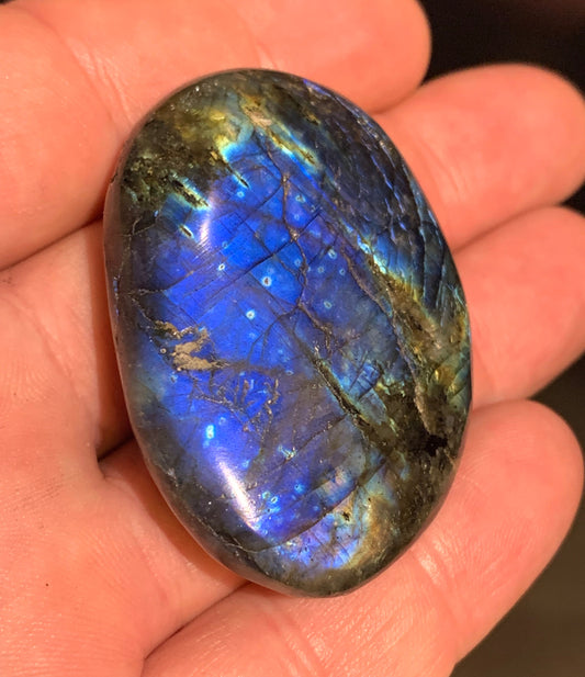 Labradorite, galet/ pierre plate - 53 x 39 x 17 mm - 52,2 gr. - parfait pour une pierre de massage !
