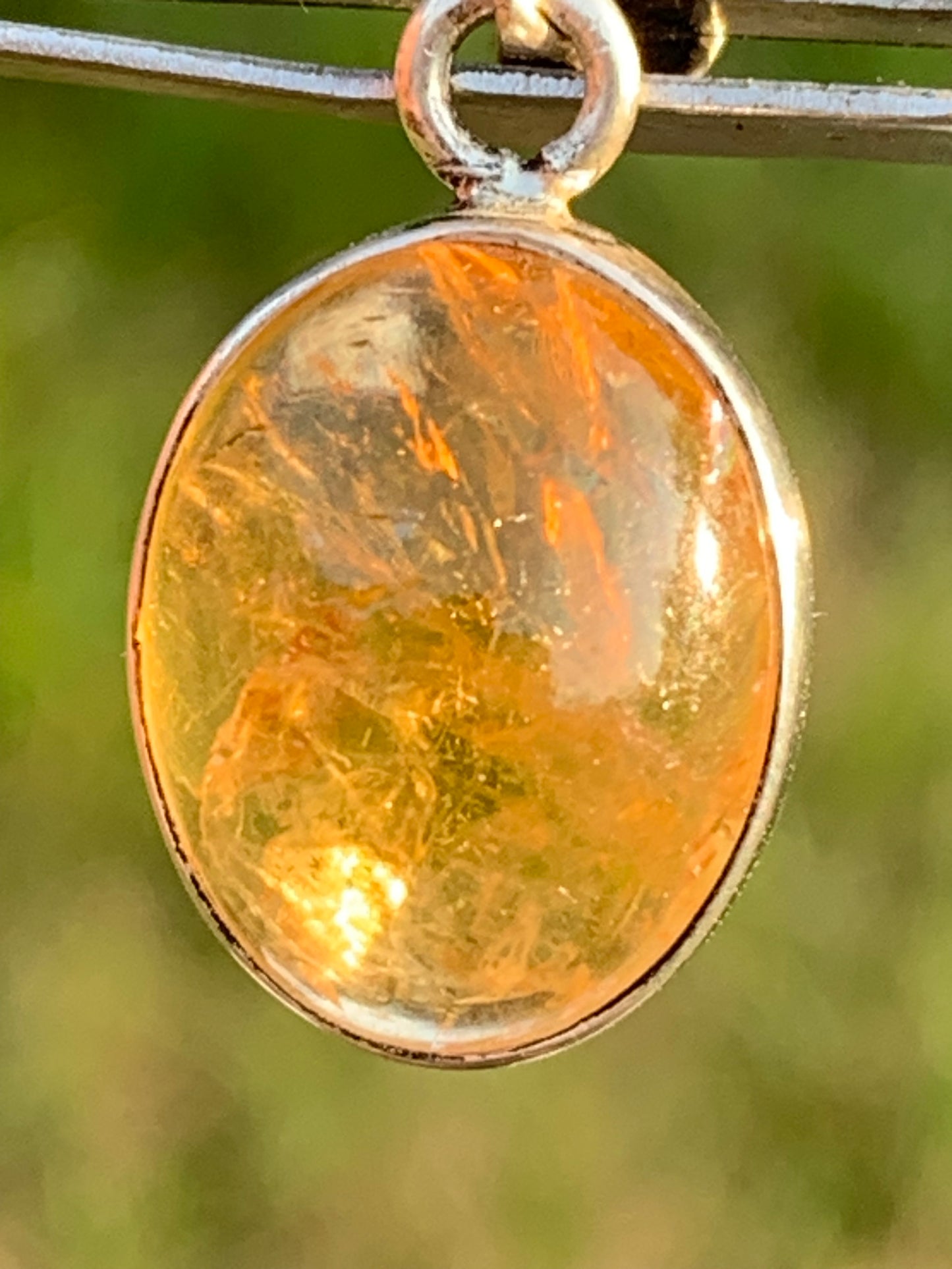 Citrine, médaillon en Argent de 30mm de hauteur x 14 x 8. Vendu avec cordon réglable, prêt à porter !