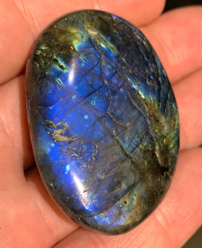 Labradorite, galet/ pierre plate - 53 x 39 x 17 mm - 52,2 gr. - parfait pour une pierre de massage !