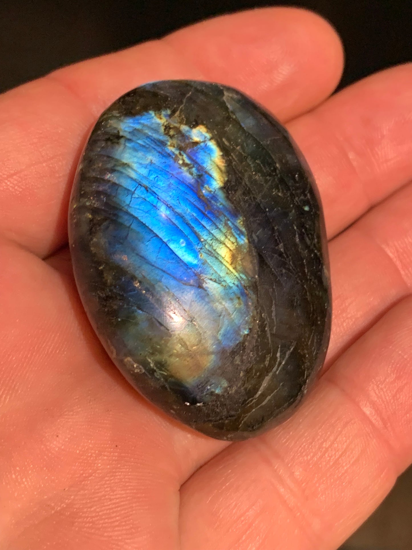 Labradorite, galet/ pierre plate - 53 x 39 x 17 mm - 52,2 gr. - parfait pour une pierre de massage !
