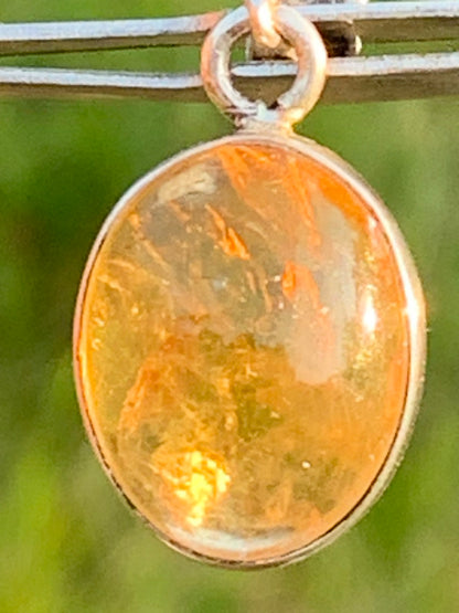 Citrine, médaillon en Argent de 30mm de hauteur x 14 x 8. Vendu avec cordon réglable, prêt à porter !