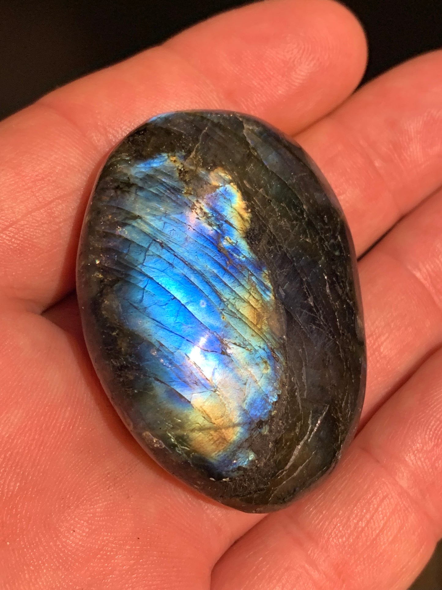Labradorite, galet/ pierre plate - 53 x 39 x 17 mm - 52,2 gr. - parfait pour une pierre de massage !