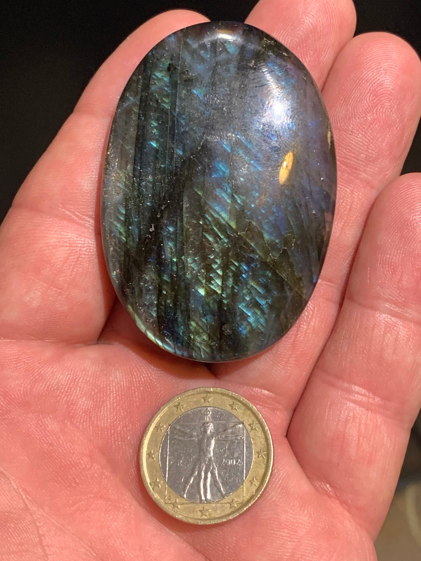 Labradorite, galet/ pierre plate - 59 x 41 x 14 mm - 51,7 gr. - parfait pour une pierre de massage !
