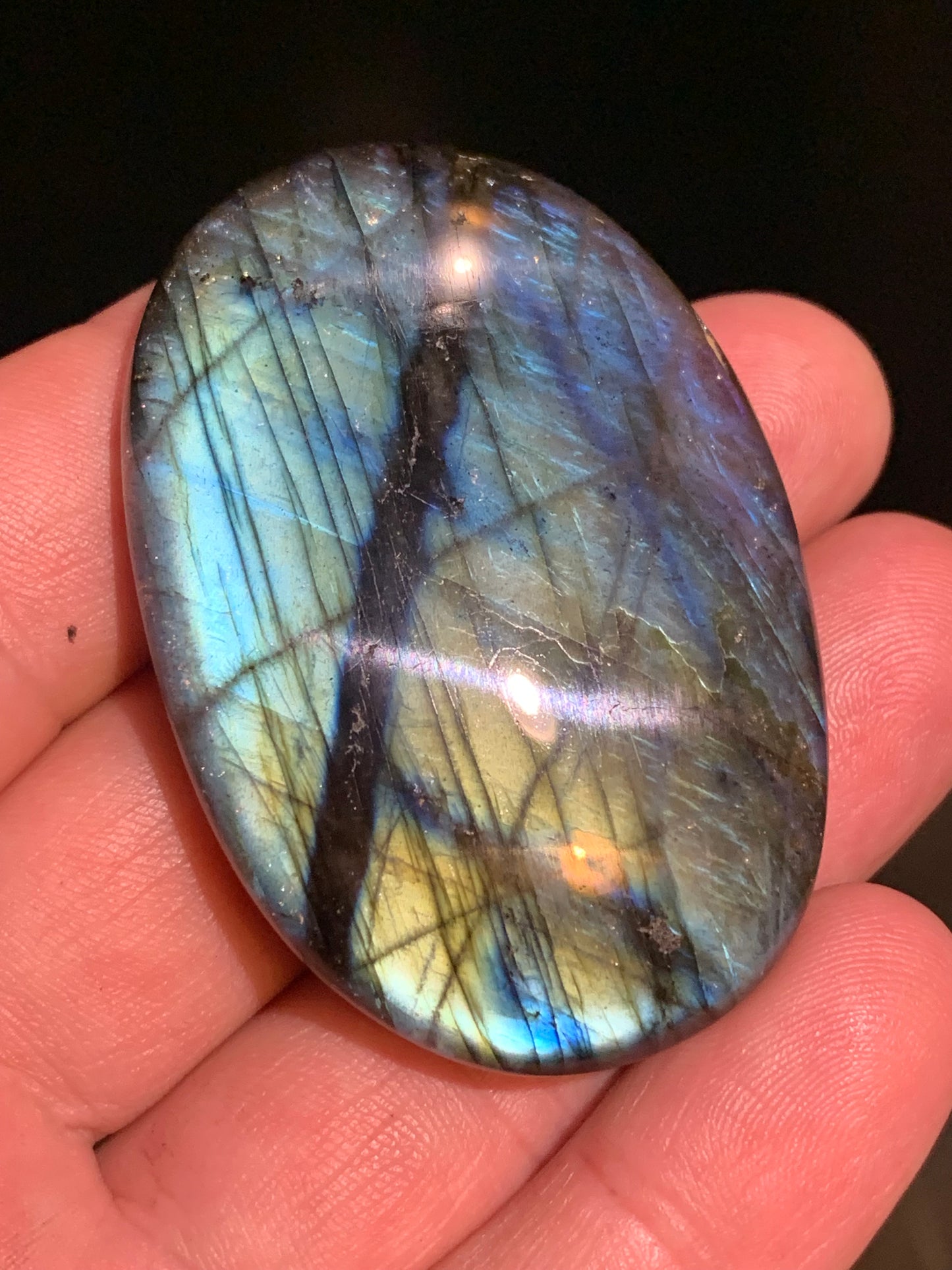 Labradorite, galet/ pierre plate - 59 x 41 x 14 mm - 51,7 gr. - parfait pour une pierre de massage !