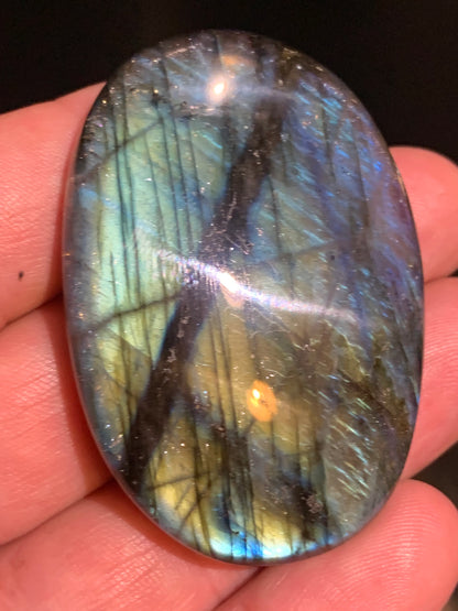 Labradorite, galet/ pierre plate - 59 x 41 x 14 mm - 51,7 gr. - parfait pour une pierre de massage !