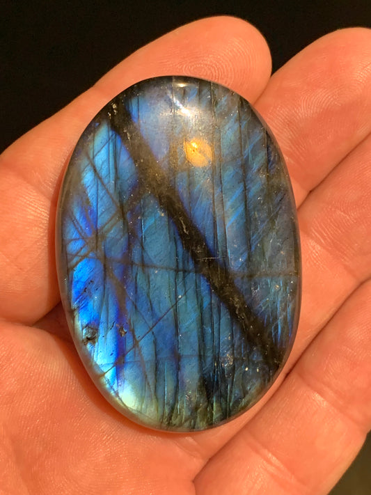 Labradorite, galet/ pierre plate - 59 x 41 x 14 mm - 51,7 gr. - parfait pour une pierre de massage !