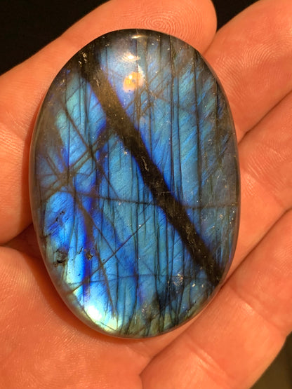 Labradorite, galet/ pierre plate - 59 x 41 x 14 mm - 51,7 gr. - parfait pour une pierre de massage !