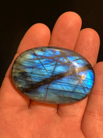 Labradorite, galet/ pierre plate - 59 x 41 x 14 mm - 51,7 gr. - parfait pour une pierre de massage !