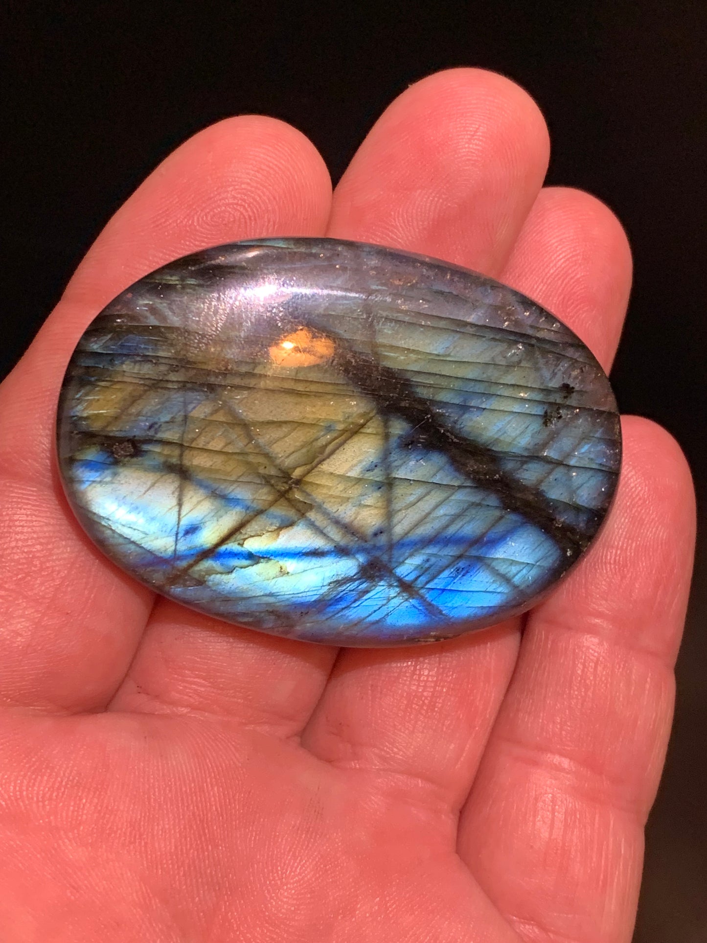 Labradorite, galet/ pierre plate - 59 x 41 x 14 mm - 51,7 gr. - parfait pour une pierre de massage !